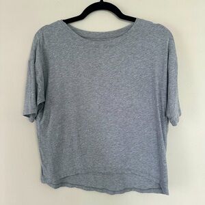 Lululemon cropped short sleeve Tee Gray Sz L 10
A226